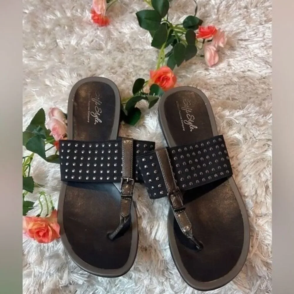 Hush puppies Comfy Strap Sandals black with bronze detail. Rivet detail Size 8.5
